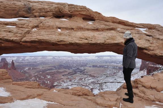 Observando a paisagem do Canyonlands National Park por debaixo do famoso Mesa Arch, perto de Moab, em Utah, nos Estados Unidos